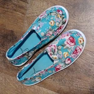 Blue Fin cloth floral slip ons 💙